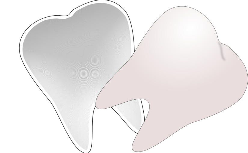 Śliczne urodziwe zęby również doskonały prześliczny uśmiech to powód do zadowolenia.