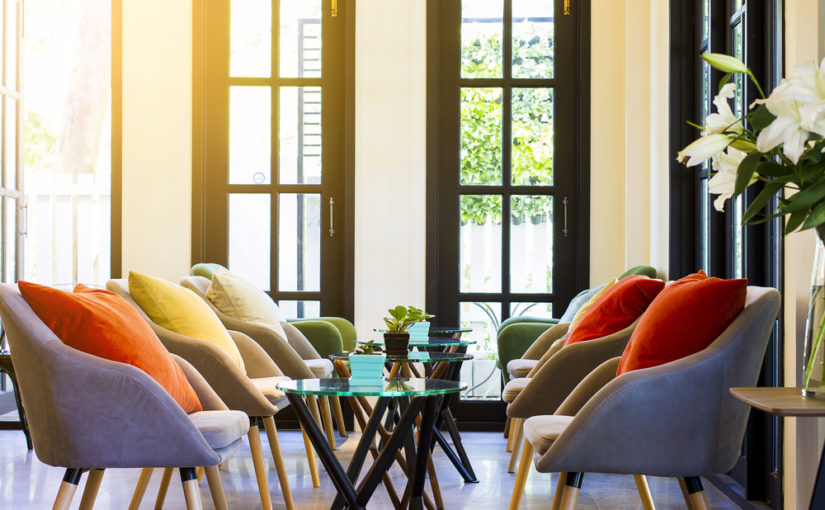 Obserwując aktualne style w aranżacji wnętrz dostrzeżemy znaczne wykorzystanie szkła hartowanego.