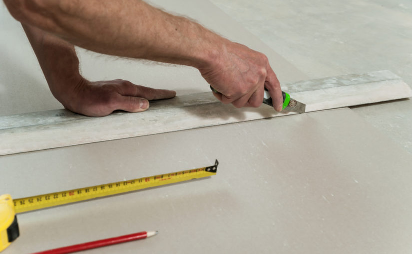 Zalety korzystania ścianek działowych i podwieszanych sufitów w biurach i pomieszczeniach użytkowych.