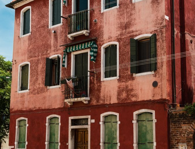 Innowacyjne elewacje: jak nowoczesne rozwiązania i ekologia zmieniają wygląd nowoczesnych mieszkań